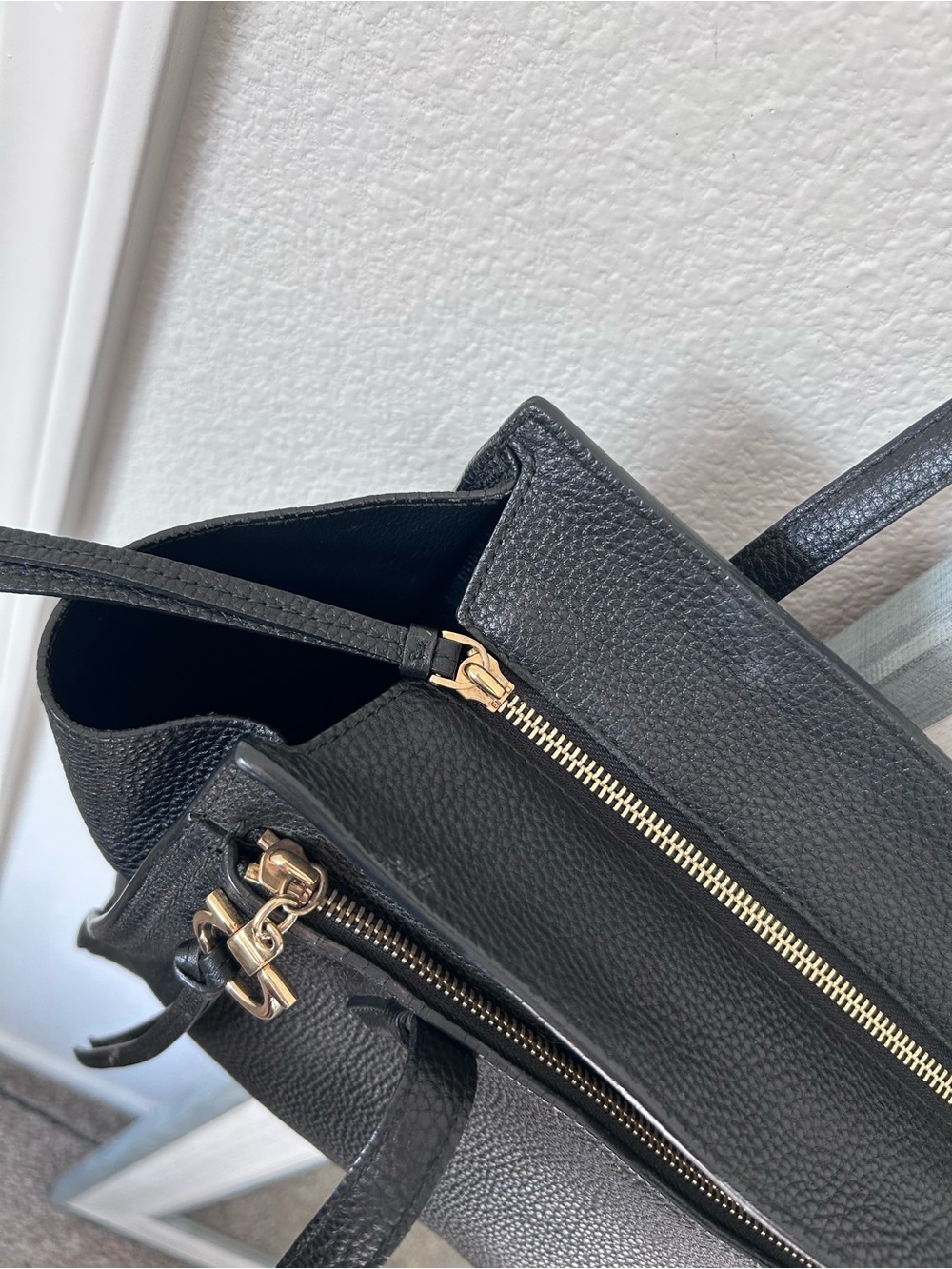 Salvatore Ferragamo Black Leather Tote with Gold Logo - Picture 3 of 11